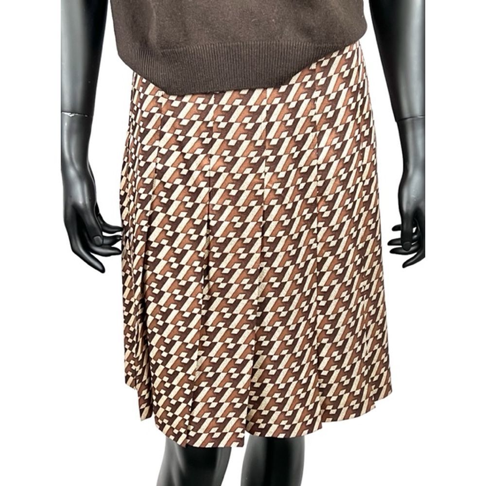 Null HERMES Paris. Flat-pleated skirt in H-printed silk in shades of brown on a &hellip;