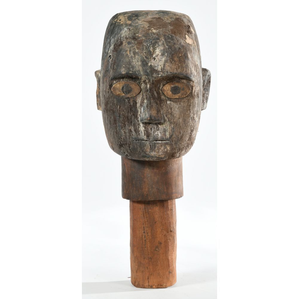 Null 带有金属镶嵌的木制葬礼或监护人头像。印度尼西亚苏拉威西省的托拉贾。H.38 L.16.