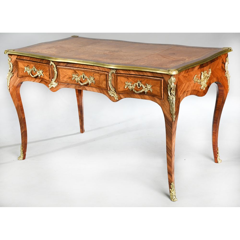 Null 一张路易十五时期的平面书桌，用红木、紫檀木和紫罗兰木饰面。它是四面八方的，打开后有3个抽屉排成一列。顶部是由哈瓦那皮革制成的（有些磨损），有一个黄铜模&hellip;