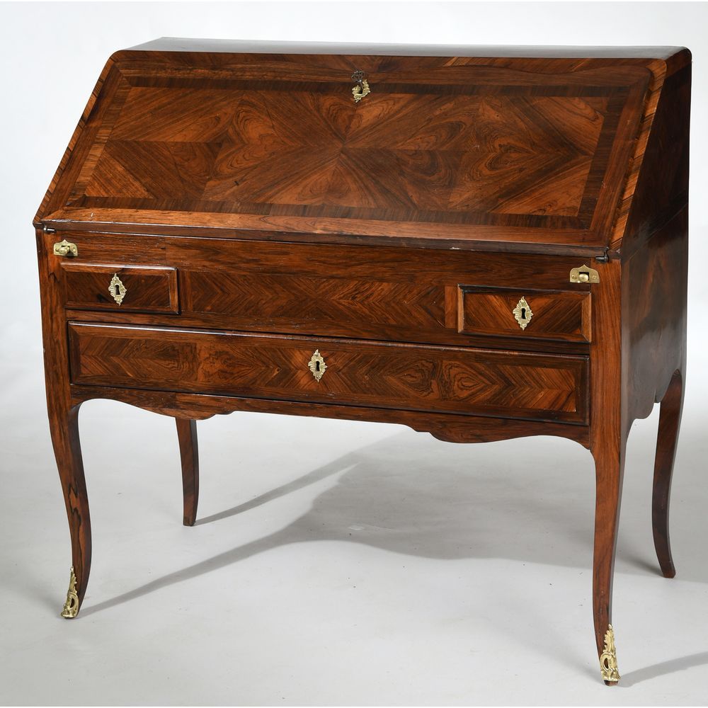 Null 路易十五的彭特书桌，采用紫檀木饰面。它在皮带上有3个抽屉，可以打开。挡板上露出了抽屉和文件柜。十八世纪。