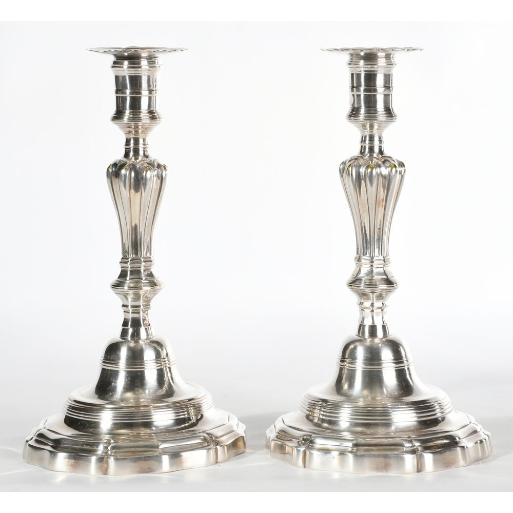 Null PAIR OF CANDLES in silver plated bronze with a scalloped base underlined by&hellip;