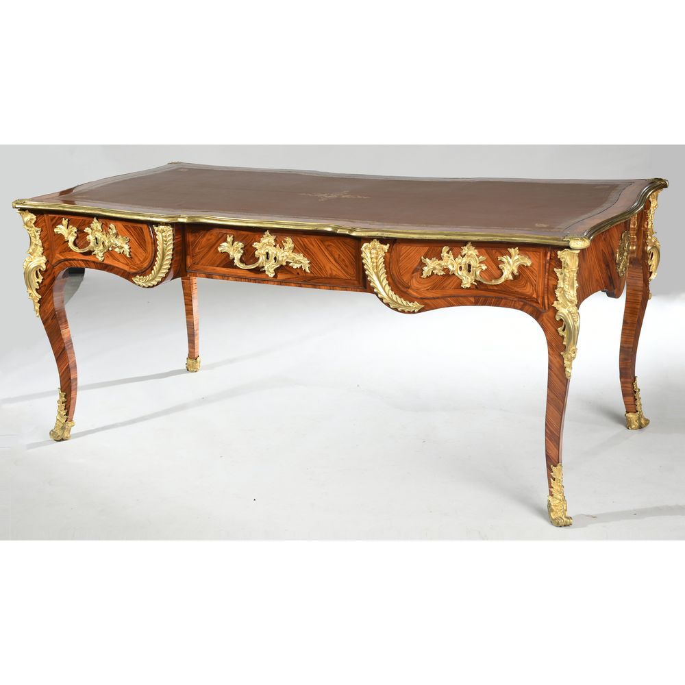 Null EXCEPTIONAL LOUIS XV flat desk in violet wood veneer with crossbow belt. Th&hellip;