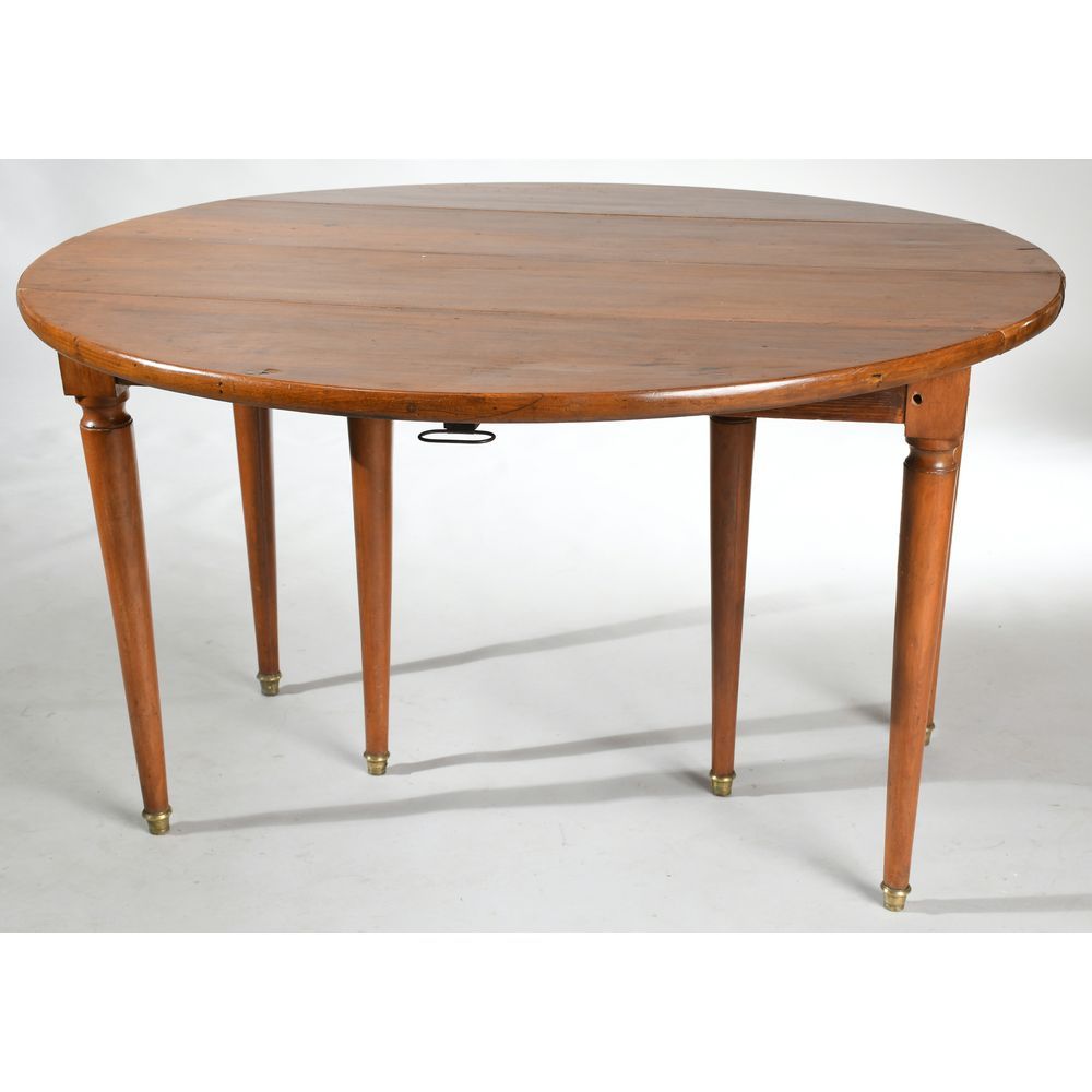 Null 可容纳18人的餐桌，6条胡桃木腿。它有一个翻盖和白色的木头扩展。它靠着6条锥形的腿，末端是小蹄子。它伴随着4个扩展。19世纪。顶部125x120 H.&hellip;