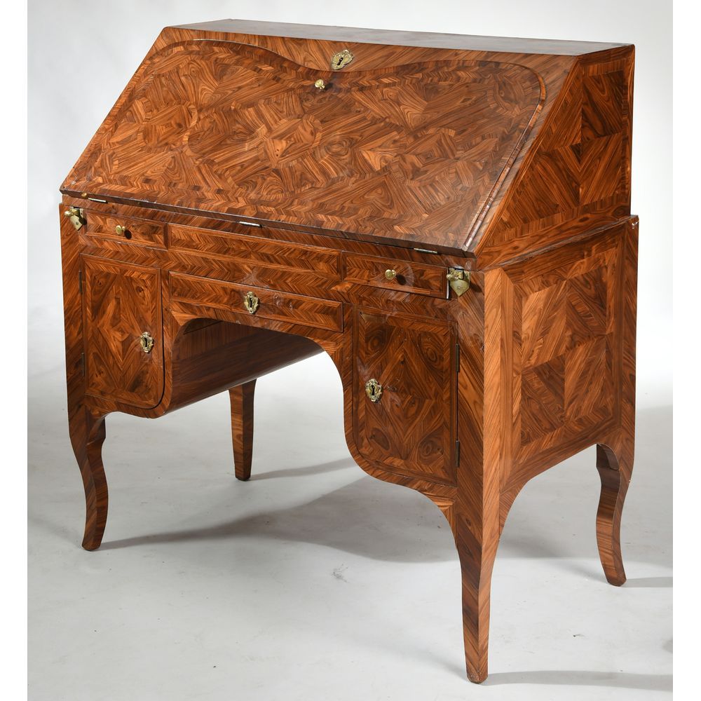 Null 路易十五的鸽子背办公桌，棺材都是用紫罗兰色的木皮镶嵌着树叶、几何和交错的图案。它用一个挡板打开，露出众多的抽屉，许多秘密，下部有2个抽屉和2个小门。它&hellip;