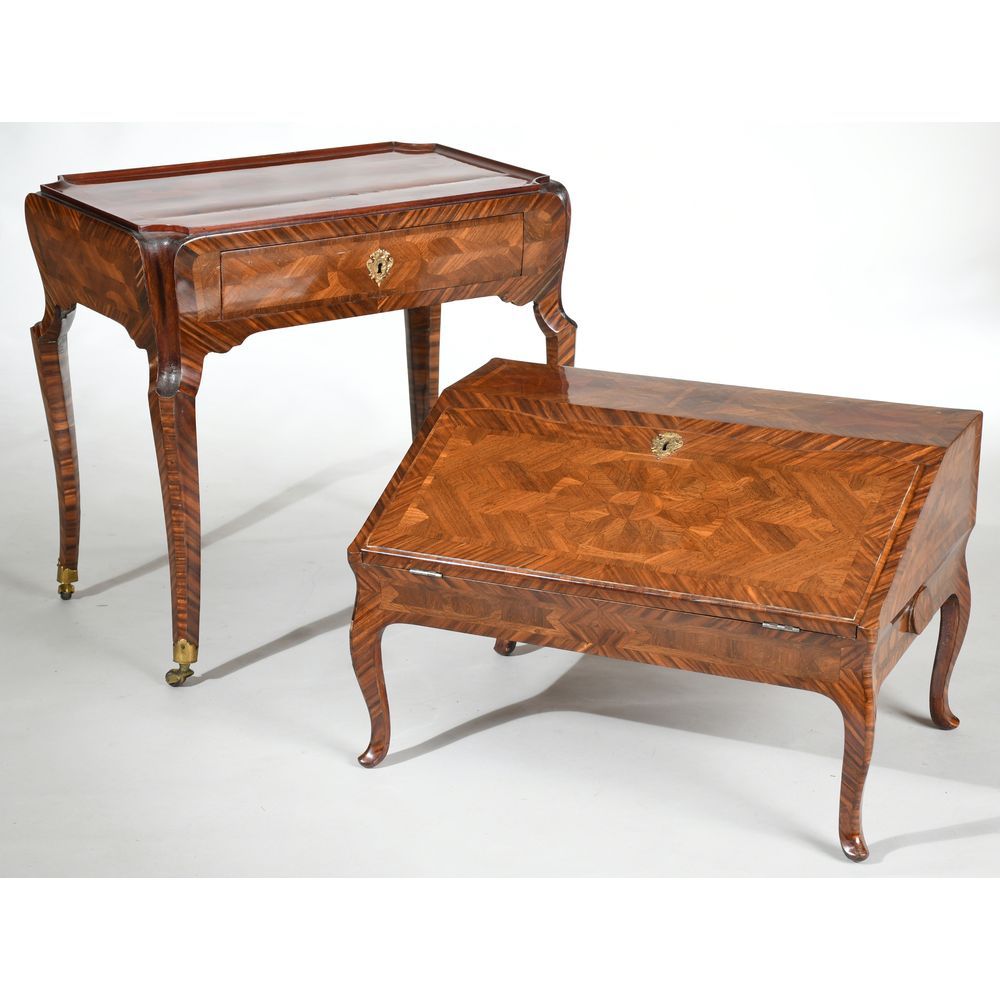 Null 罕见的被称为 "d'accouche "的斜面书桌，路易十五。它看起来像一张倾斜的书桌，但上面的部分可以被拆除，作为一个小的床上用品桌。它是由紫罗兰木&hellip;