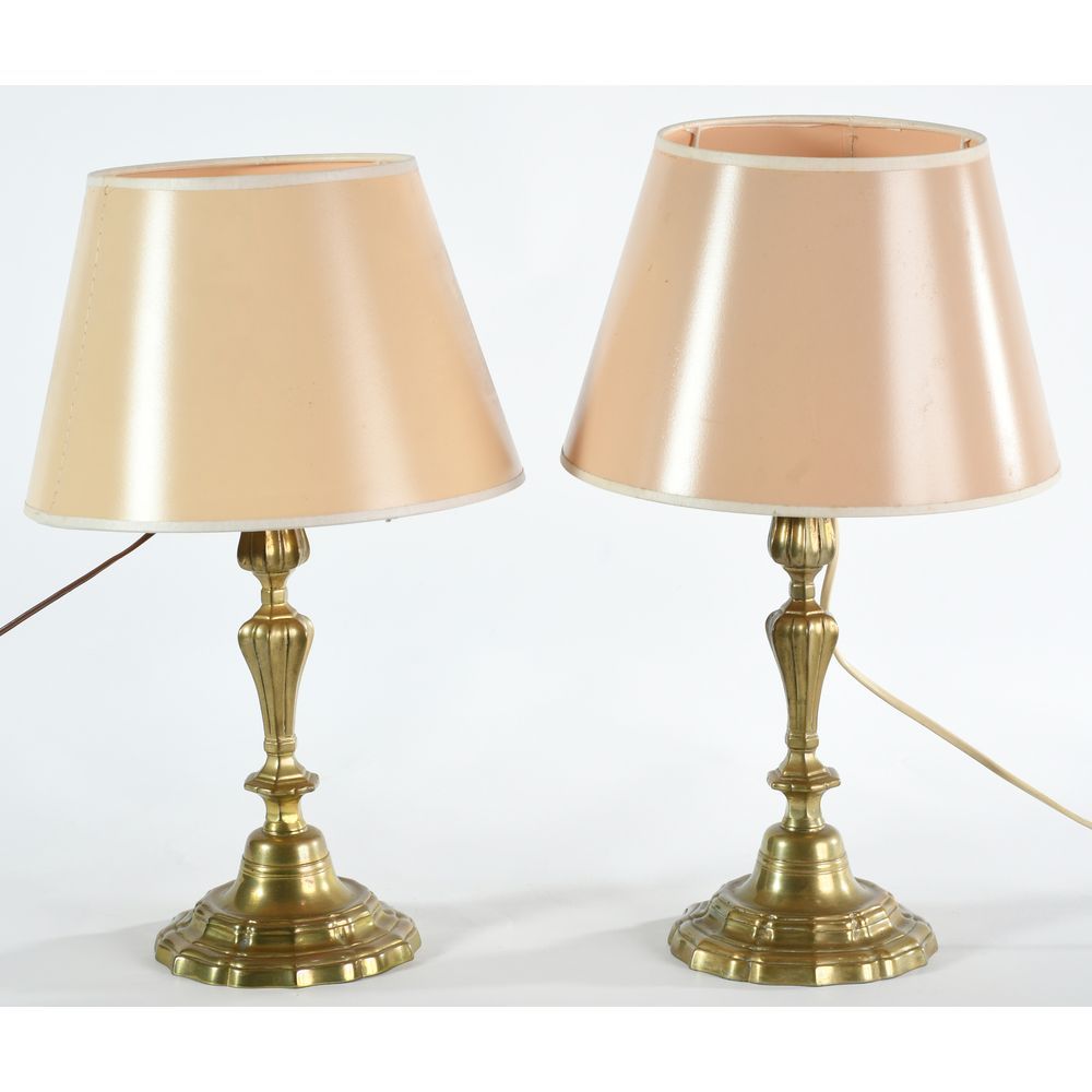 Null PAIR OF CANDLES LOUIS XV in gilded bronze with scalloped base. Ep.XVIIIè