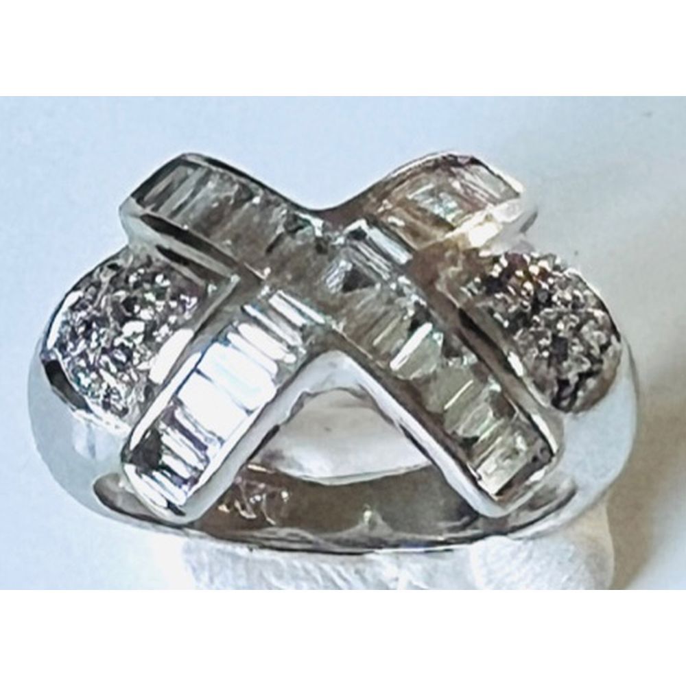 Null RING in white gold 750°/°° decorated with a cross of baguette diamonds on a&hellip;