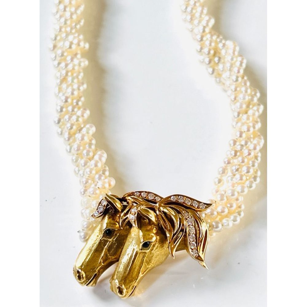 Null 多股小养殖珍珠项链，中间的黄金图案代表两个镶嵌钻石的马头。金色搭扣。长.38厘米。PB.55,19grs.