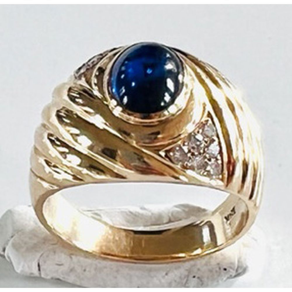 Null 750°/°°黄金圆顶戒指，镶嵌凸圆形蓝宝石和钻石。TDD.53,5.PB.9,10grs.