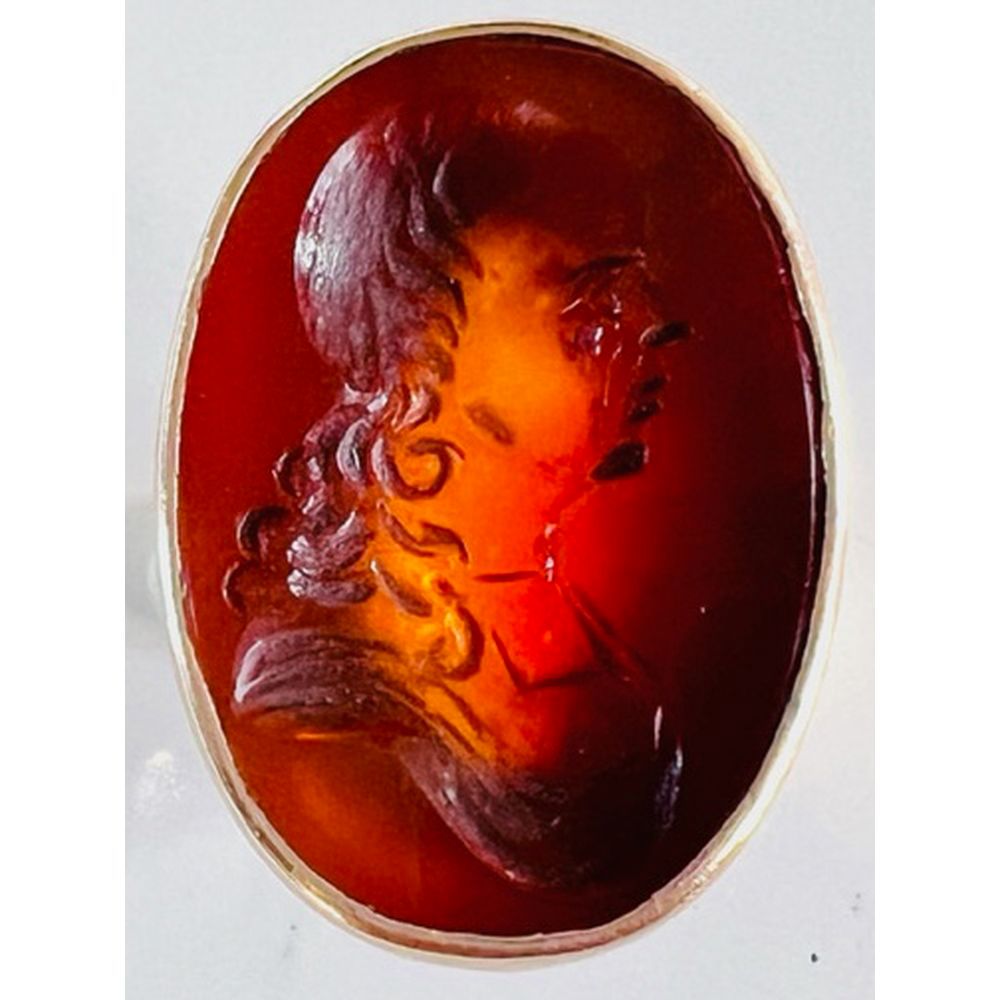 Null HORSE in yellow gold 750°/°° decorated with an intaglio on carnelian. TDD.4&hellip;