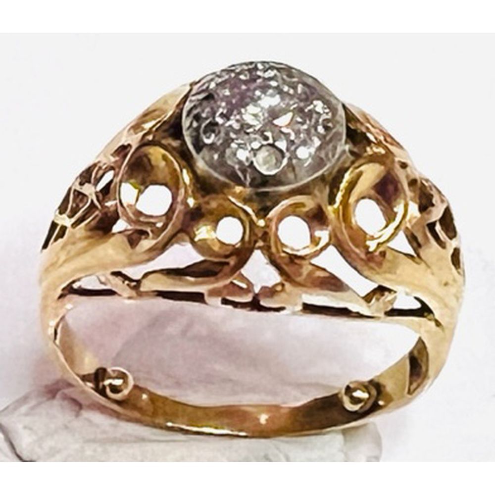 Null Anello a cupola in filigrana d'oro 750°/°°° decorato con un pavé di diamant&hellip;