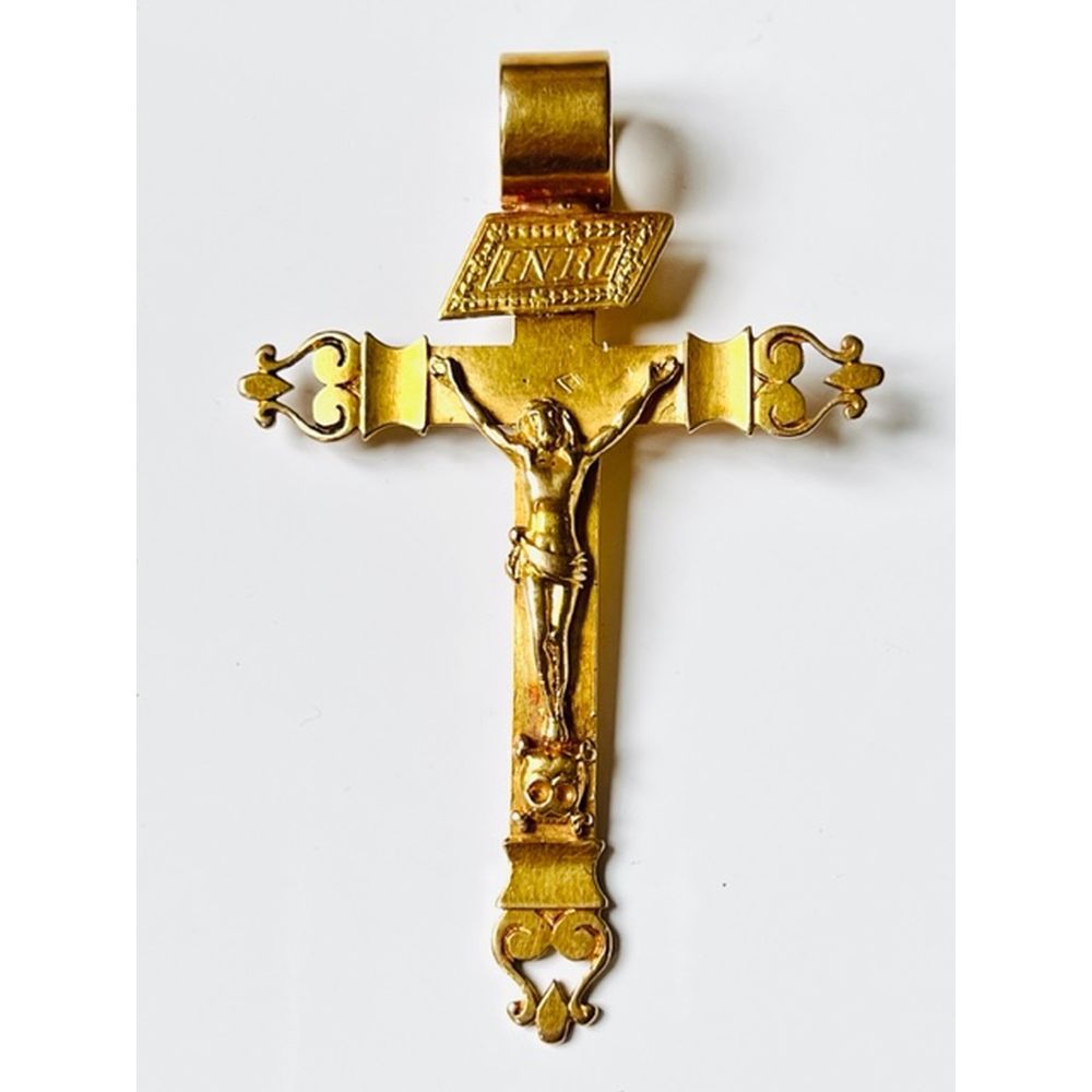 Null PENDANT cross in yellow gold 750°/°° in the baroque spirit of the XXth. 9,2&hellip;