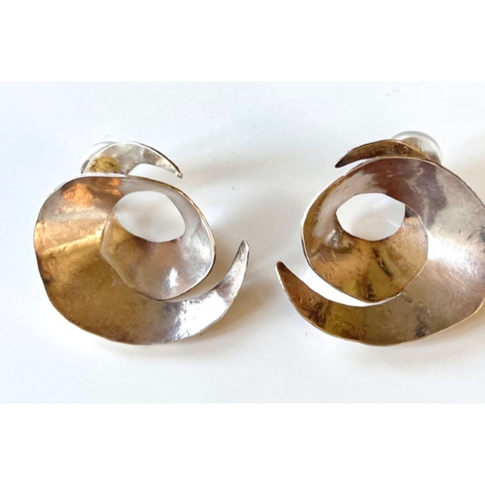 Null 范-德-斯特拉登重要的一对镀银锤击螺旋形耳环。长4,5厘米。