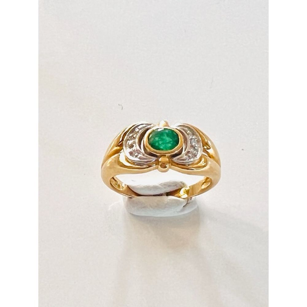 Null 镶嵌有椭圆形祖母绿和4颗钻石的黄金戒指。价值53美元。PB.4grs。