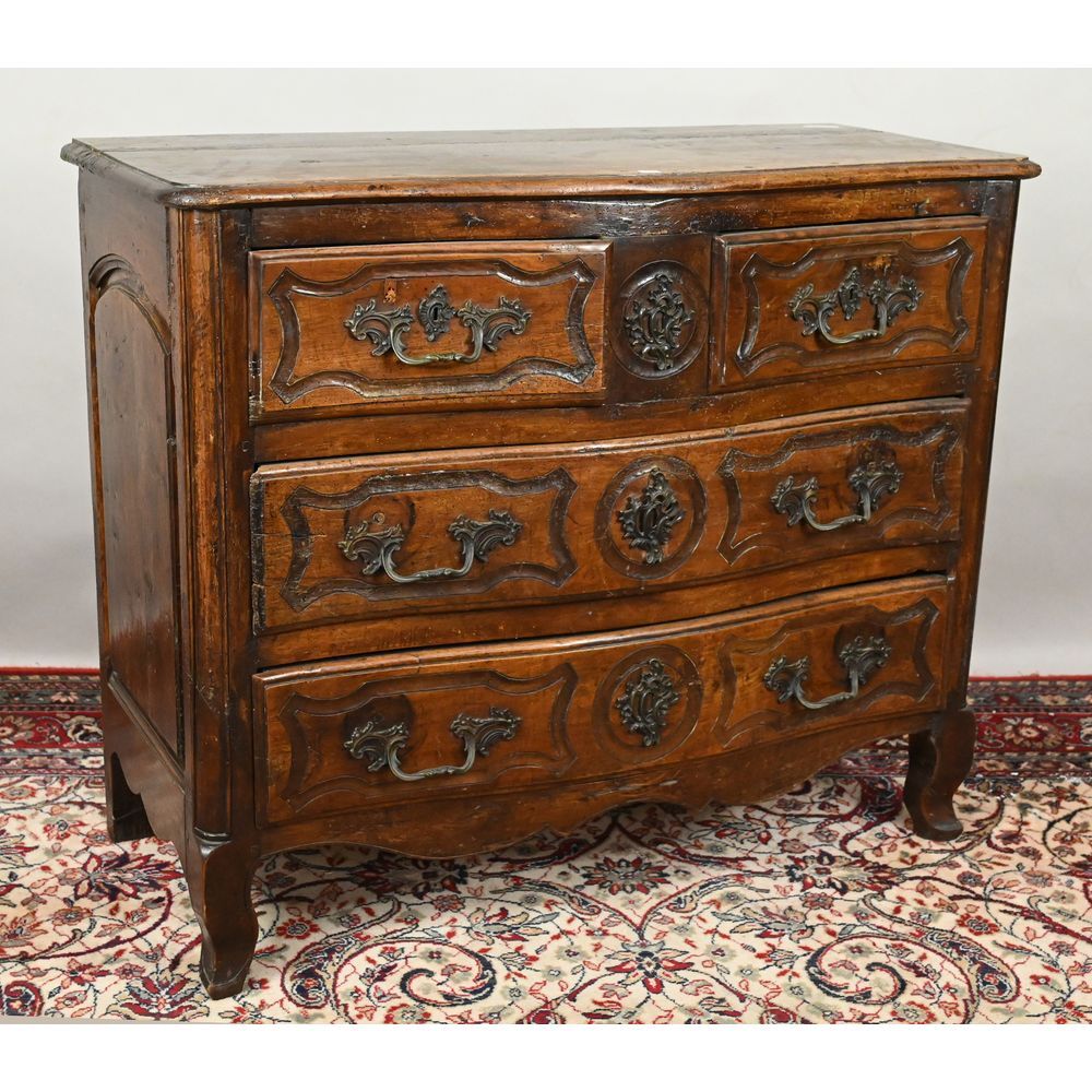 Null COMMODE LOUIS XV with slightly curved front in walnut. It opens with 4 draw&hellip;