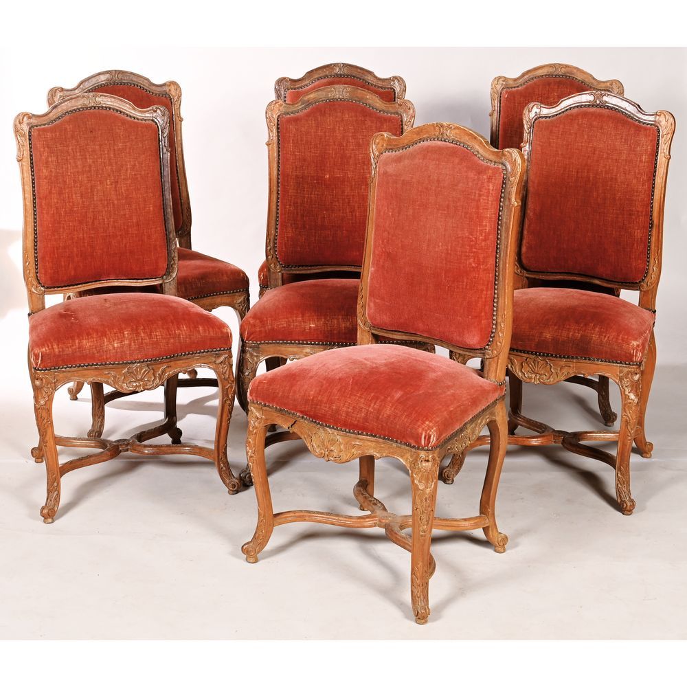 Null 8把古典风格的椅子，用天然木头雕刻的小花。高靠背。弯曲的腿和一个X支架。19世纪。