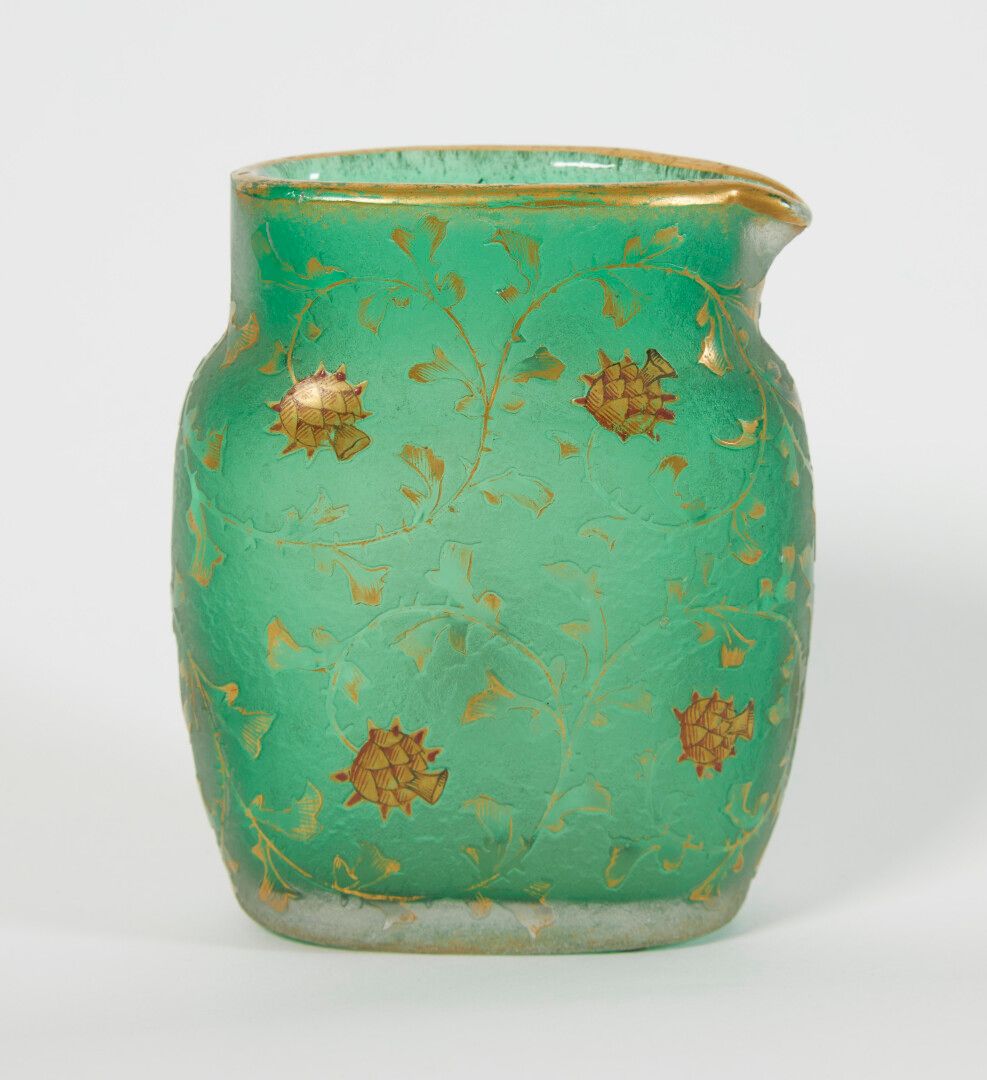 Null DAUM NANCY.

厚厚的绿色玻璃小水壶，上面刻有叶子和蓟草的浮雕酸式装饰，并以金色为底色。

背面有金色签名。

高度：9.5厘米。

(手柄&hellip;