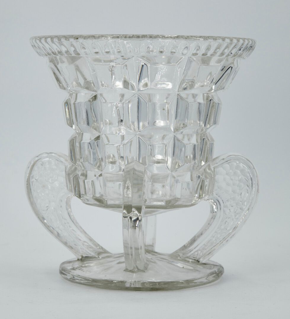 Null 一个模制的玻璃花瓶，有一个凸起的方形底座，由四个带有花卉装饰的托架支撑，放在一个宽大的脚上。

刻有RGD标记和编号790136。

1930年前后的&hellip;