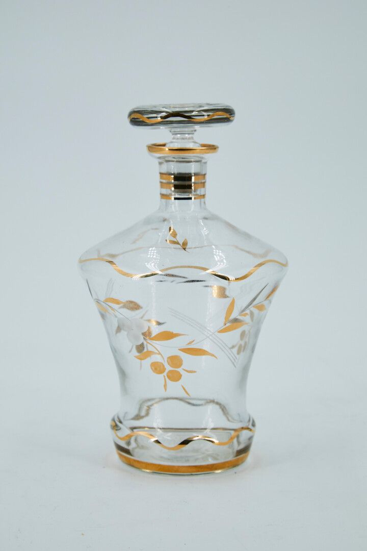 Null 玻璃利口酒瓶，有蛇形线条和风格化的叶子的镀金，20世纪初。

高度：18.5厘米