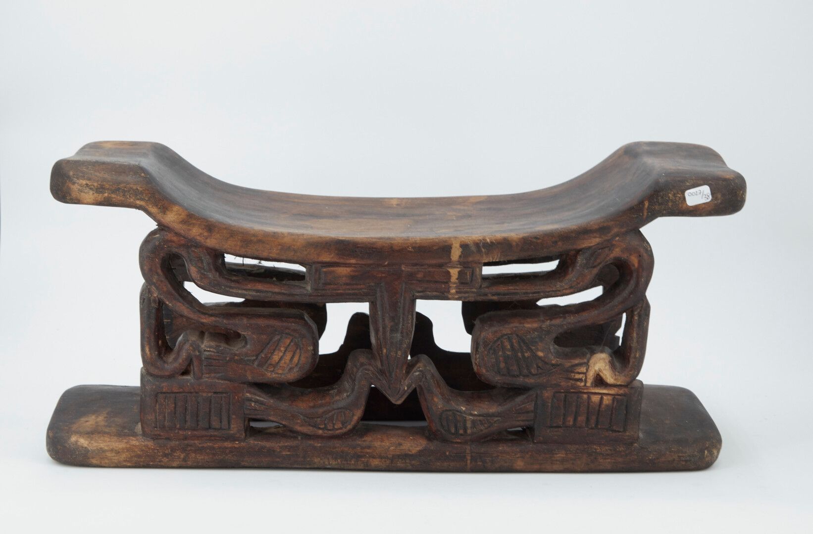 Null Carved wood African wedding stool

Height: 23.5cm - Width: 52cm - Depth: 16&hellip;