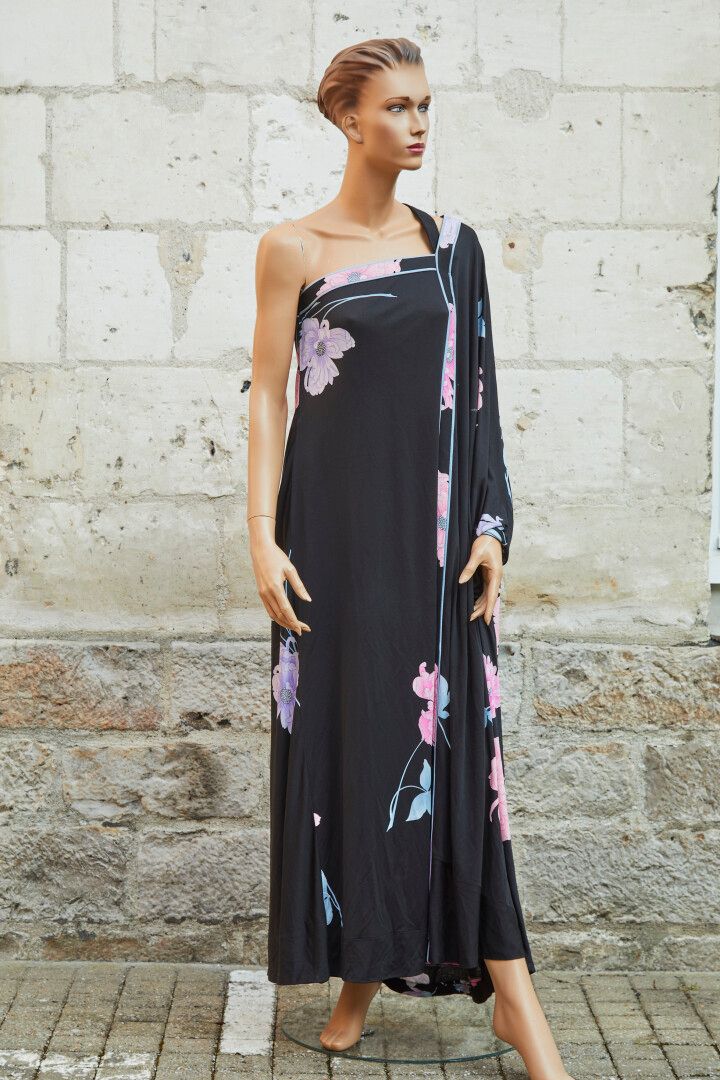 Null LEONARD. Long one-shoulder dress in black silk jersey with pink, mauve and &hellip;