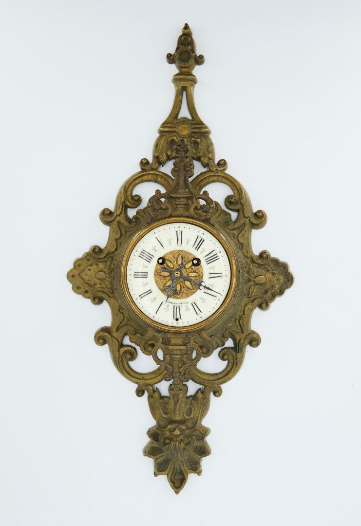 Null Chased bronze wall clock decorated with mascarons, fire pots and foliage, w&hellip;