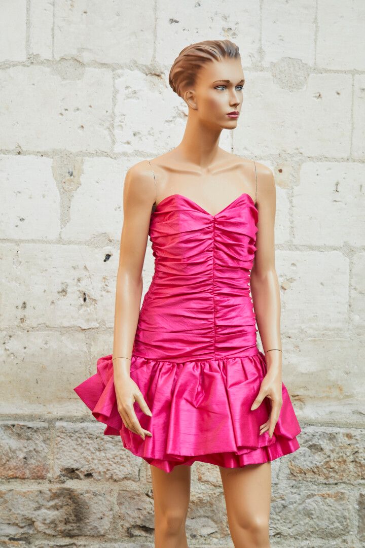 Null Lot de deux robes de soirée en taffetas:

- l'une bustier rose fuschia Tail&hellip;