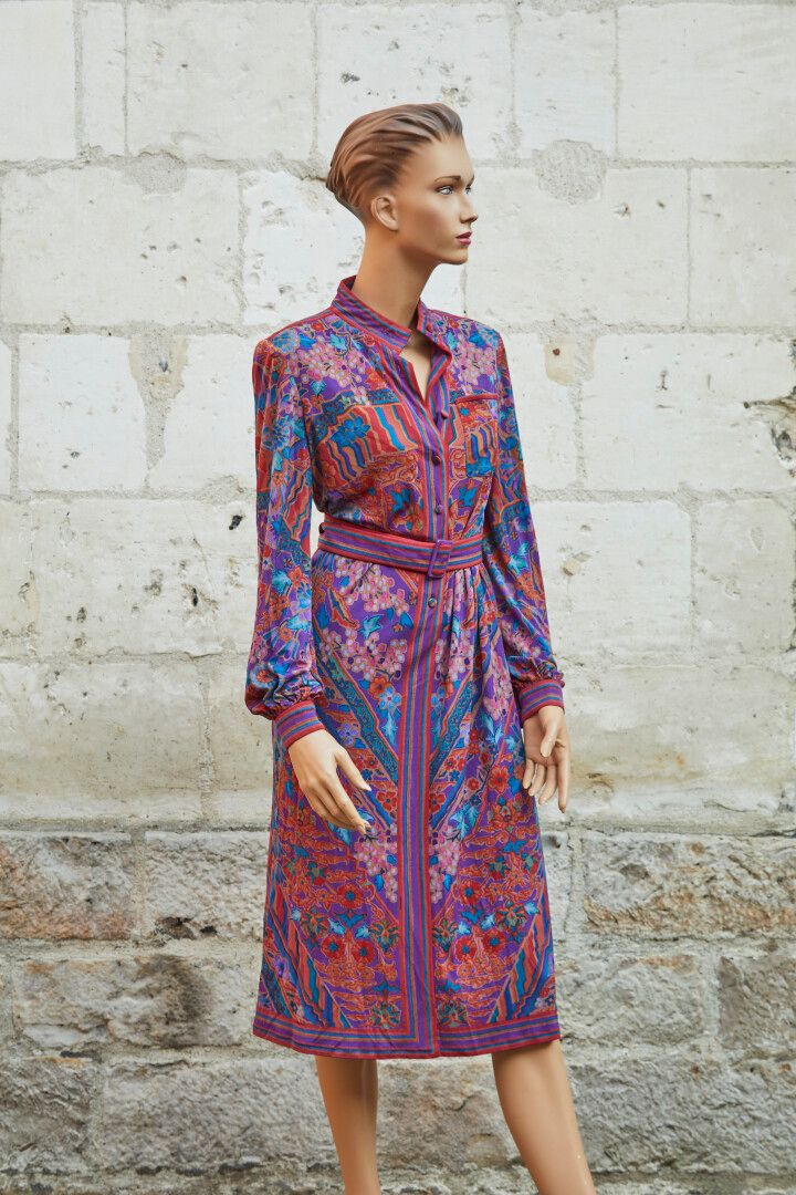 LEONARD.紫色背景和花纹的多色丝质针织衬衫裙。尺寸为0。