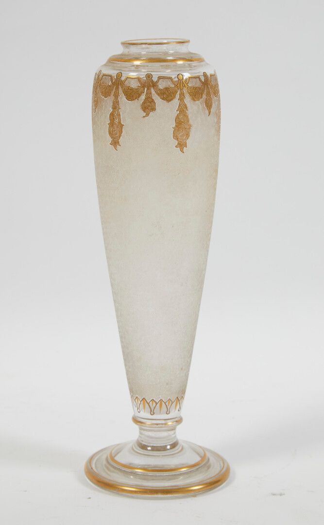 Null 花瓶在精细的巴洛克和窄颈的磨砂玻璃中，底部有雕刻，花环的装饰是镀金增强的。

未签署。

大约1900年。

高度：22厘米

(颈部有轻微缺口)