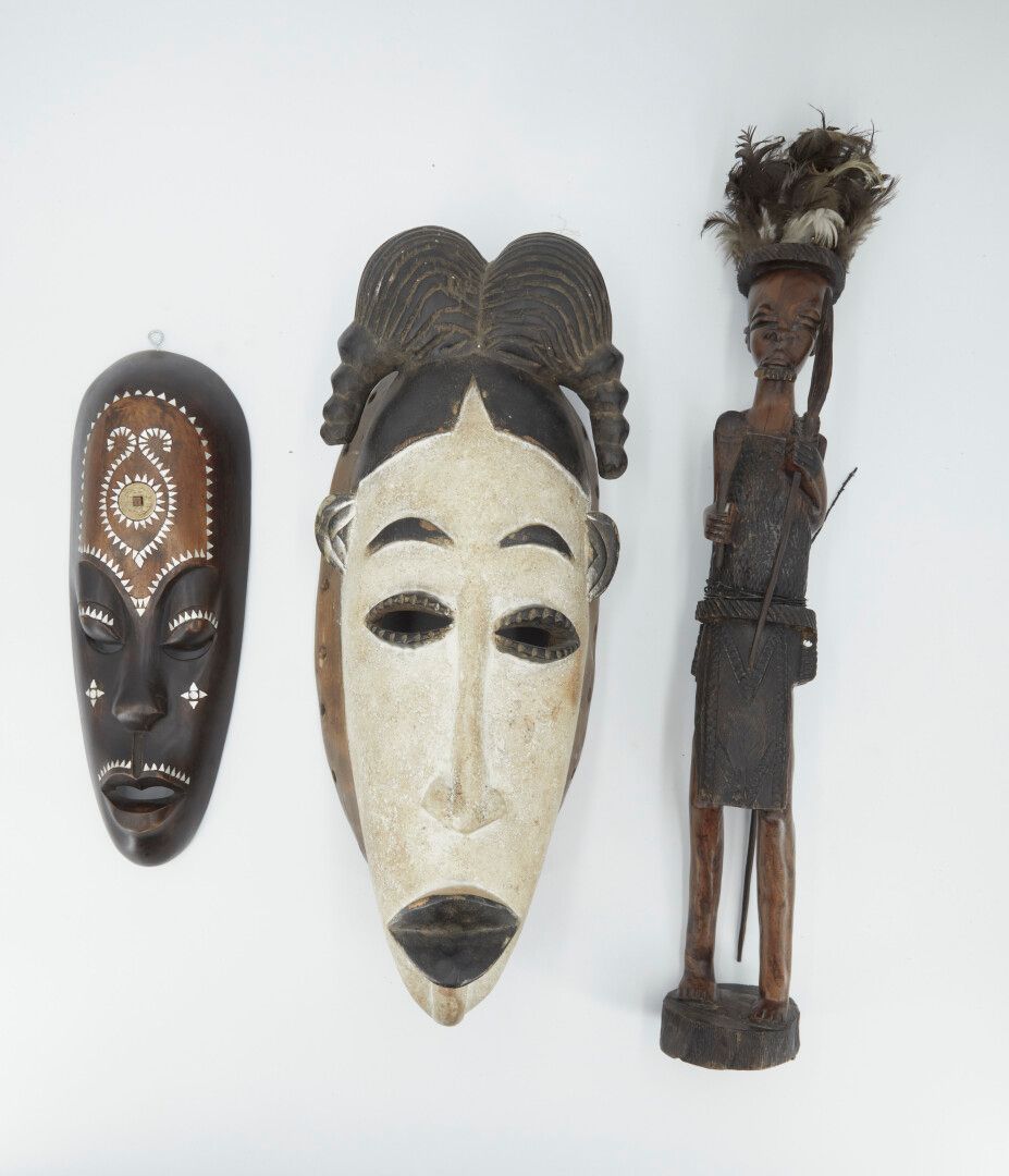Null Eine Menge Reisesouvenirs aus Afrika, darunter:

- zwei afrikanische Masken&hellip;