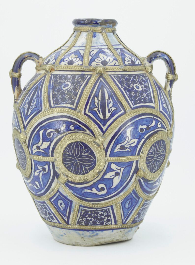 Null 花瓶，大体型，窄颈部，蓝白珐琅彩泥，有凹凸不平的锡器储备的隔层装饰。

摩洛哥人的工作 第20届

高度：37厘米 - 直径：约28厘米