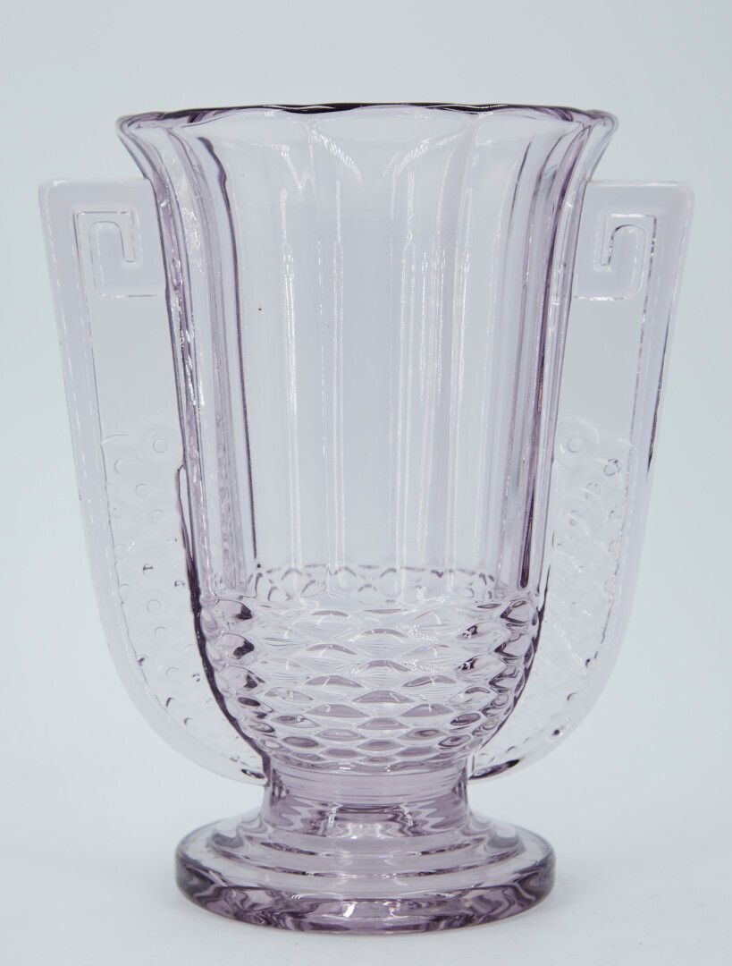 Null Vase aus violettem Pressglas mit flachen Rippen und stilisierten Schuppen, &hellip;