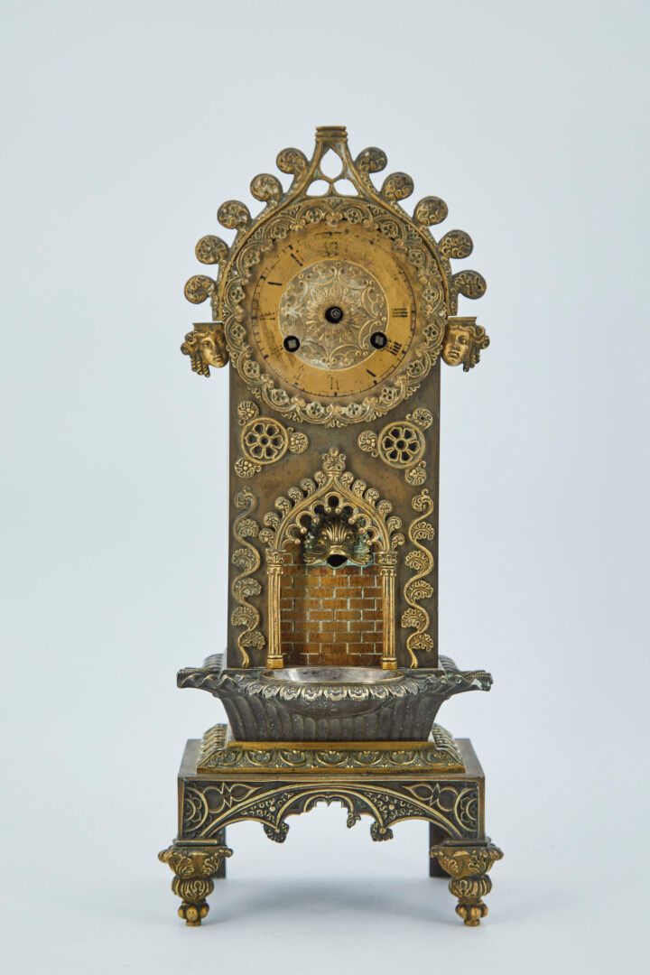Null 一个时钟的好奇元素将被重新固定在青铜和镀金的黄铜上，代表一个喷泉和它在大教堂类型框架中的盆地。

19世纪晚期。

高度：36厘米 - 宽度：15厘米&hellip;