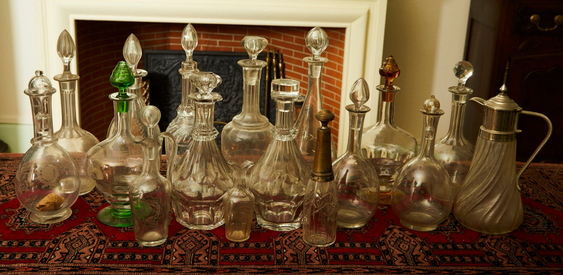 Null 17件古董水晶和玻璃醒酒器，包括BACCARAT和SAINT-LOUIS。

我们在那里加入。

- 磨砂玻璃壶，壶身有捏合和扭曲的棱线，顶部有银色金&hellip;