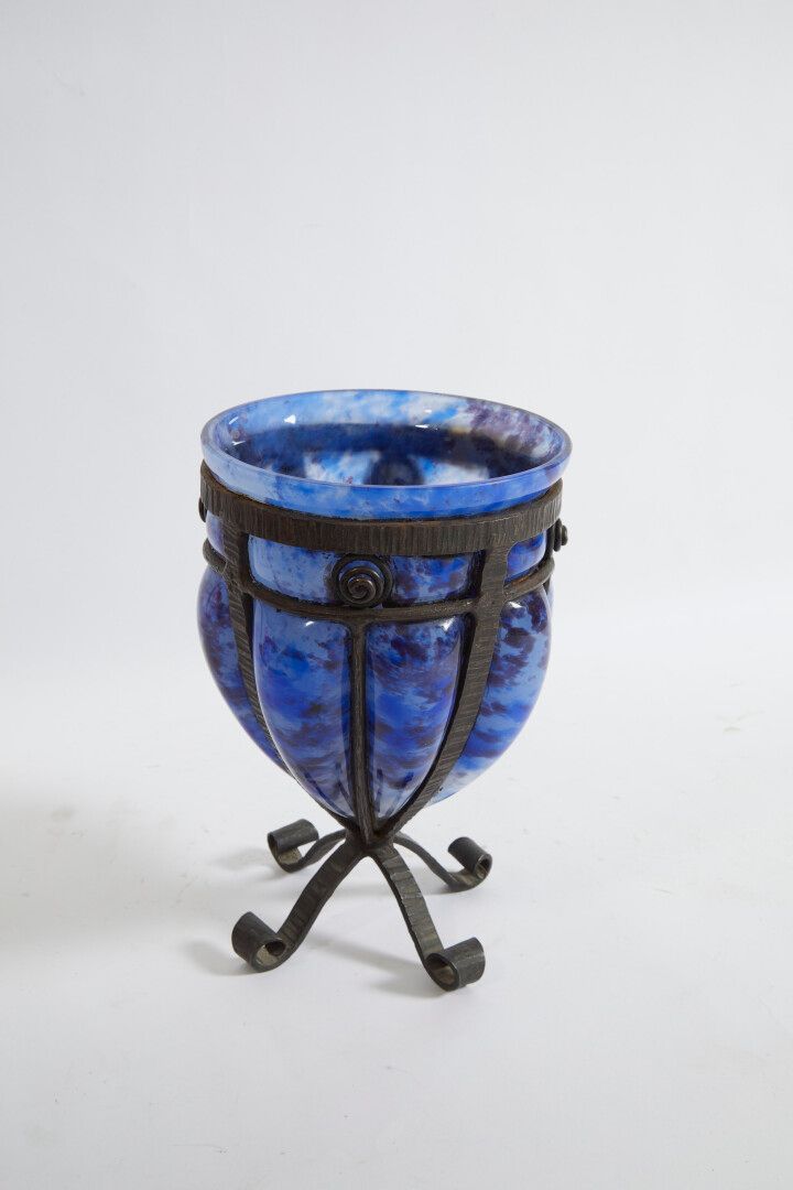 Null 安德烈-德拉特-南奇（20岁）。

 蓝色碧玉玻璃花瓶，吹制在带卷轴装饰的锻铁框架内，置于带卷轴的四角形底座上。签名

高度：26厘米