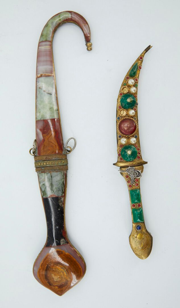 Null 一套两把嵌有硬石和珍珠的凿刻金属匕首。一个是纯粹的装饰品，没有刀片。

东方作品，20世纪

35.5和26厘米
