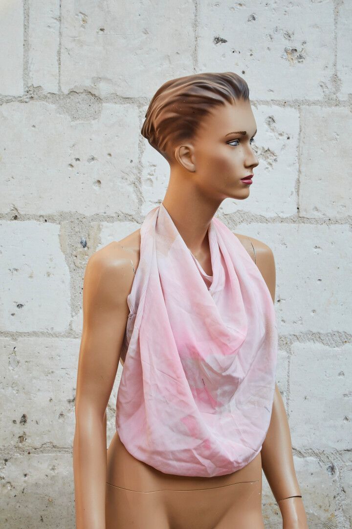 Null LEONARD. Scarf in pink silk with a cameo of flowers.

80x80cm