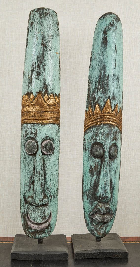 Null Paire de masques longiligne en bois peint turquoise et or figurant un coupl&hellip;