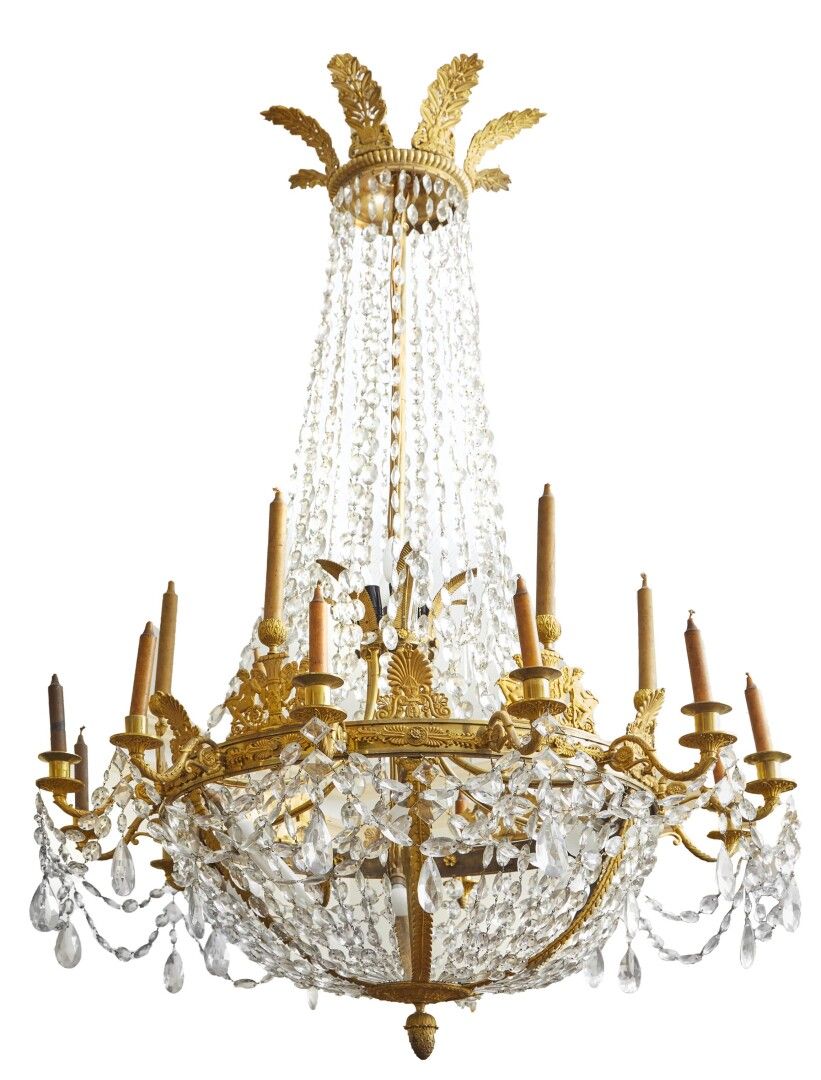 Null 重要的鎏金青铜气球吊灯，水晶和垂饰，有18盏灯。镂空装饰的棕榈树和普蒂的剪影。

复兴时期（19世纪）。

高度：约145厘米 - 宽度：约92厘米