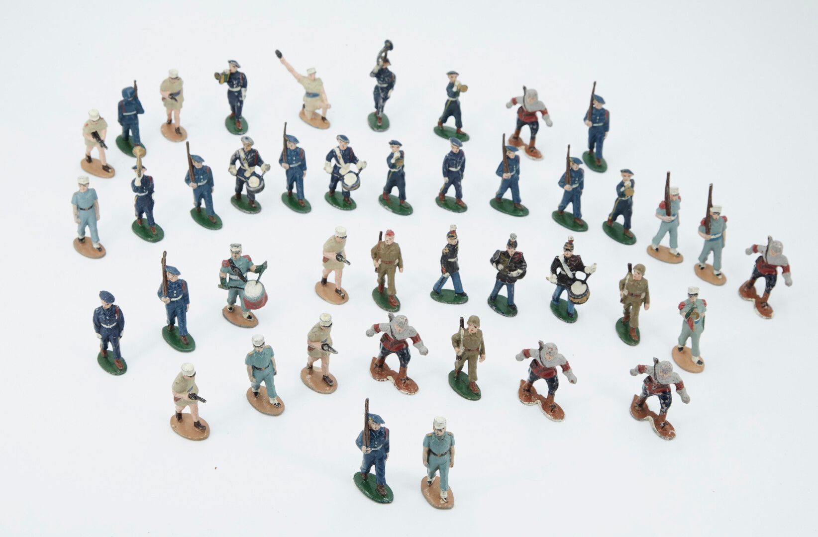 Null 1950年左右的quiralu。一批42个军事小雕像（军团士兵，高山猎人，圣西尔和其他）。