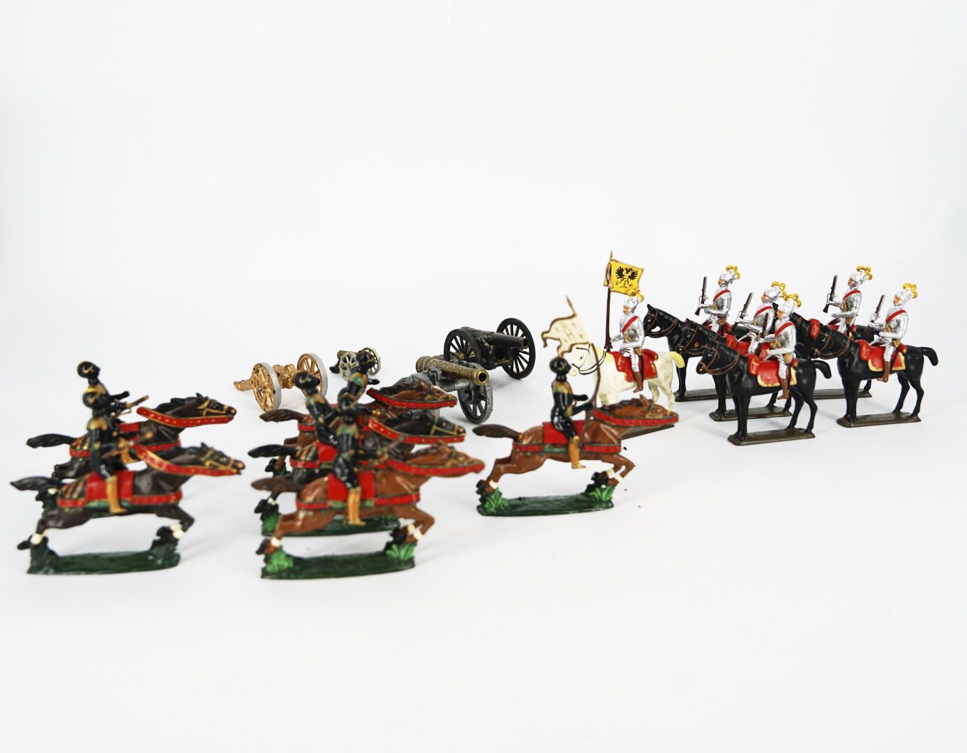Null Ronde Bosse - CBG当代和杂项：在一个17世纪的 "传统 "盒子里：6个静止的骑兵 - 3个杂项大炮 - 6个16世纪的骑兵在奔跑。