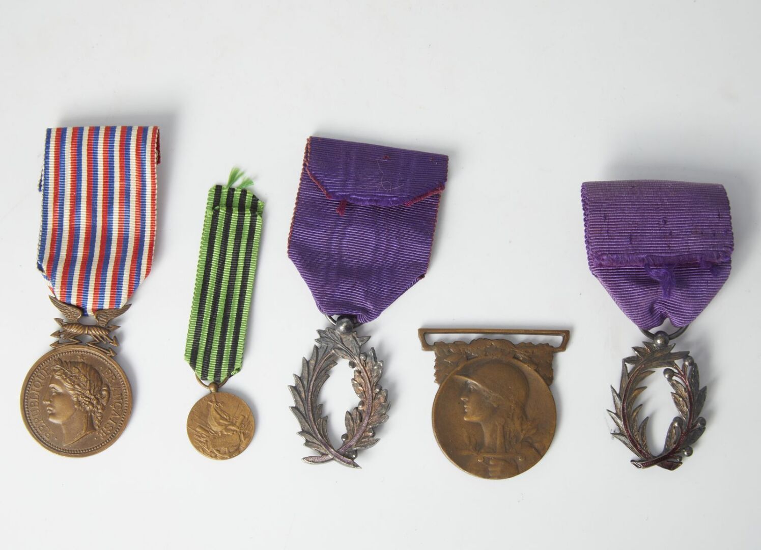 Null Lot de 5 médailles et décorations:

- 

Médaille "Postes et Telegraphes, de&hellip;