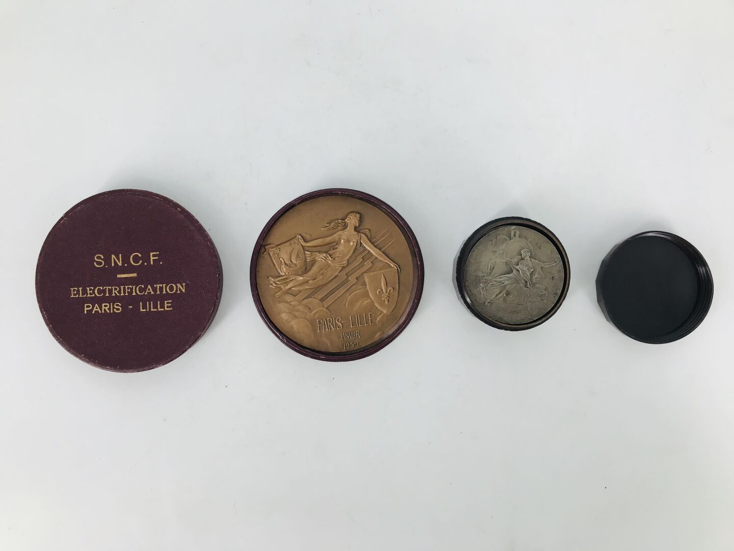 Null SNCF et COMPAGNIE DES CHEMINS DE FER.

- Médaille circulaire en bronze de l&hellip;