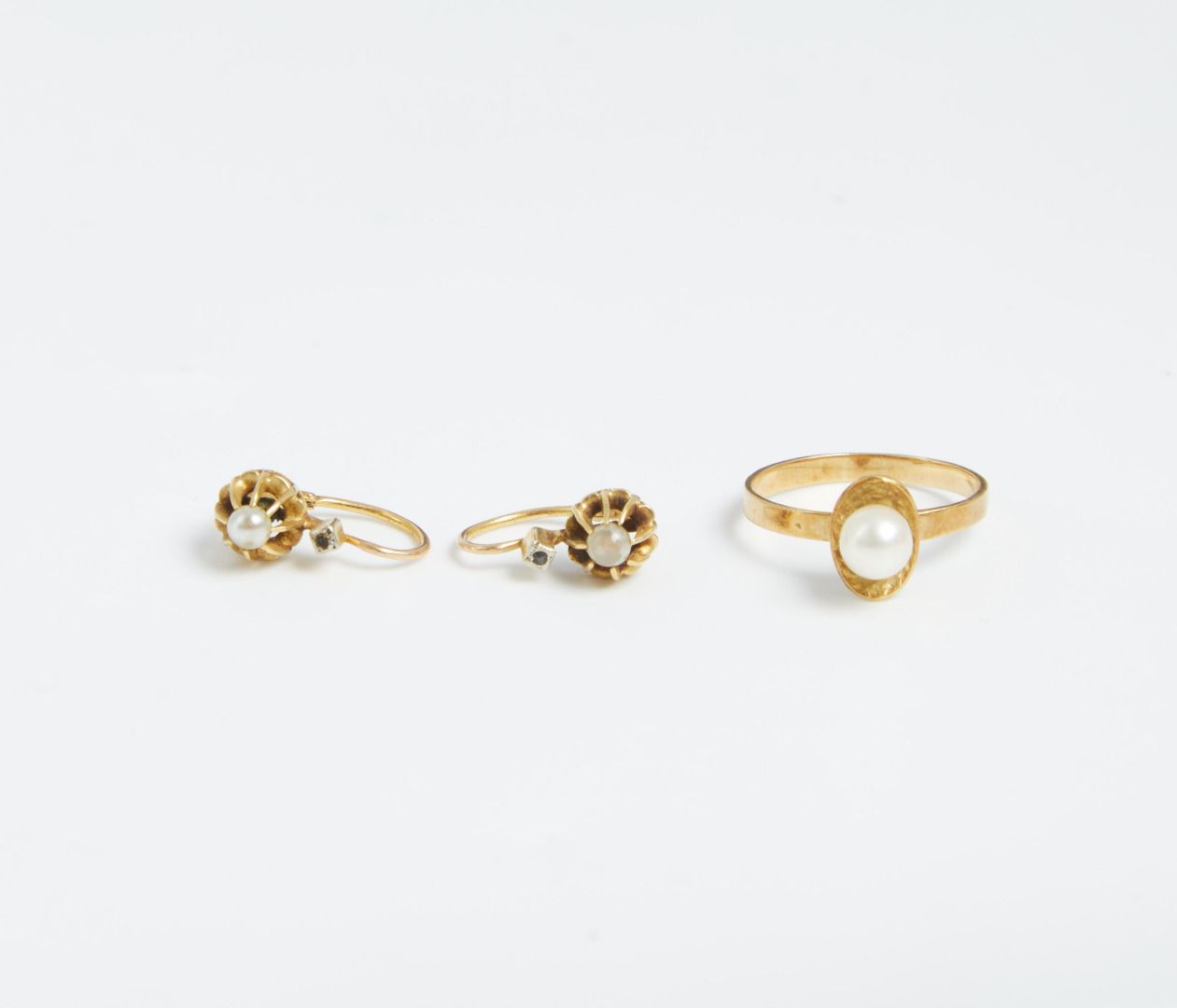 Null Set including a gold ring 750/1000 and pearls and a pair of gold sleepers 7&hellip;