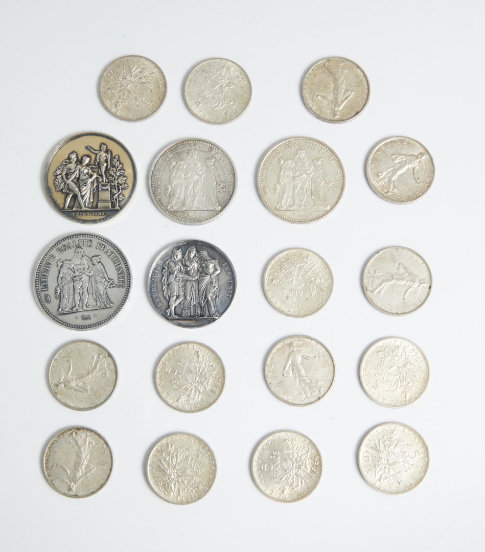 Null 一批银币和奖章包括
- 两枚10法郎银币
- 一枚50法郎银币
- 14件5法郎的银质播种机
- 两枚银质婚礼奖章 
总重量：295.4克。