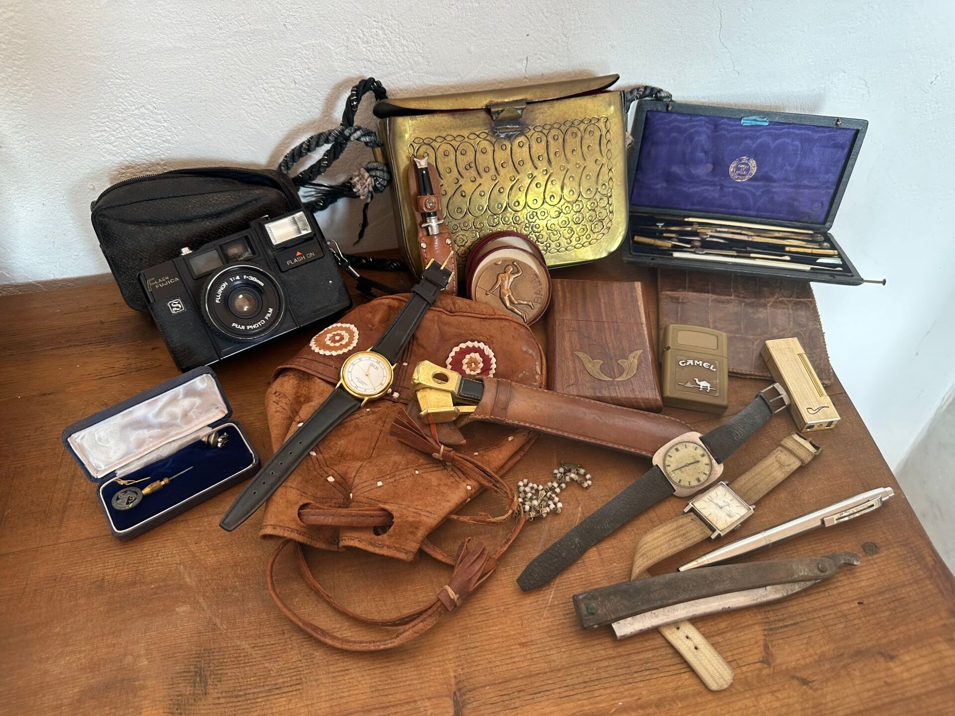 Null 拍品包括一个黄铜包、一个圣埃蒂安指南针盒、一个FLASH FUJICA相机、一枚 "排球 "铜牌、两个不匹配的打火机以及其他杂项。
(原状，有磨损和事&hellip;