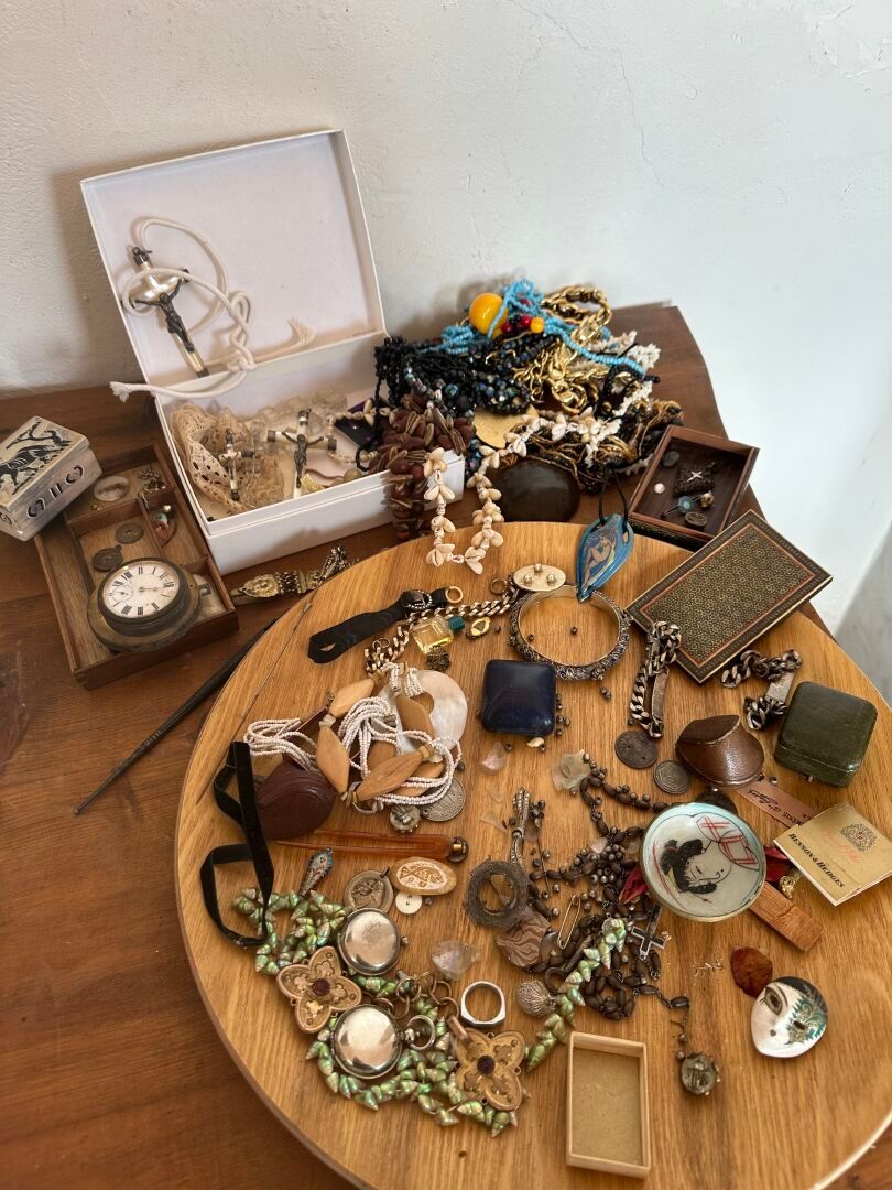 Null 一批服装珠宝、手表、项链、手镯、纪念品和其他物品
(原状、缺失、磨损和损坏）
出处：克莱门特-马西埃的家 - 胡安高尔夫（艺术家私人收藏）