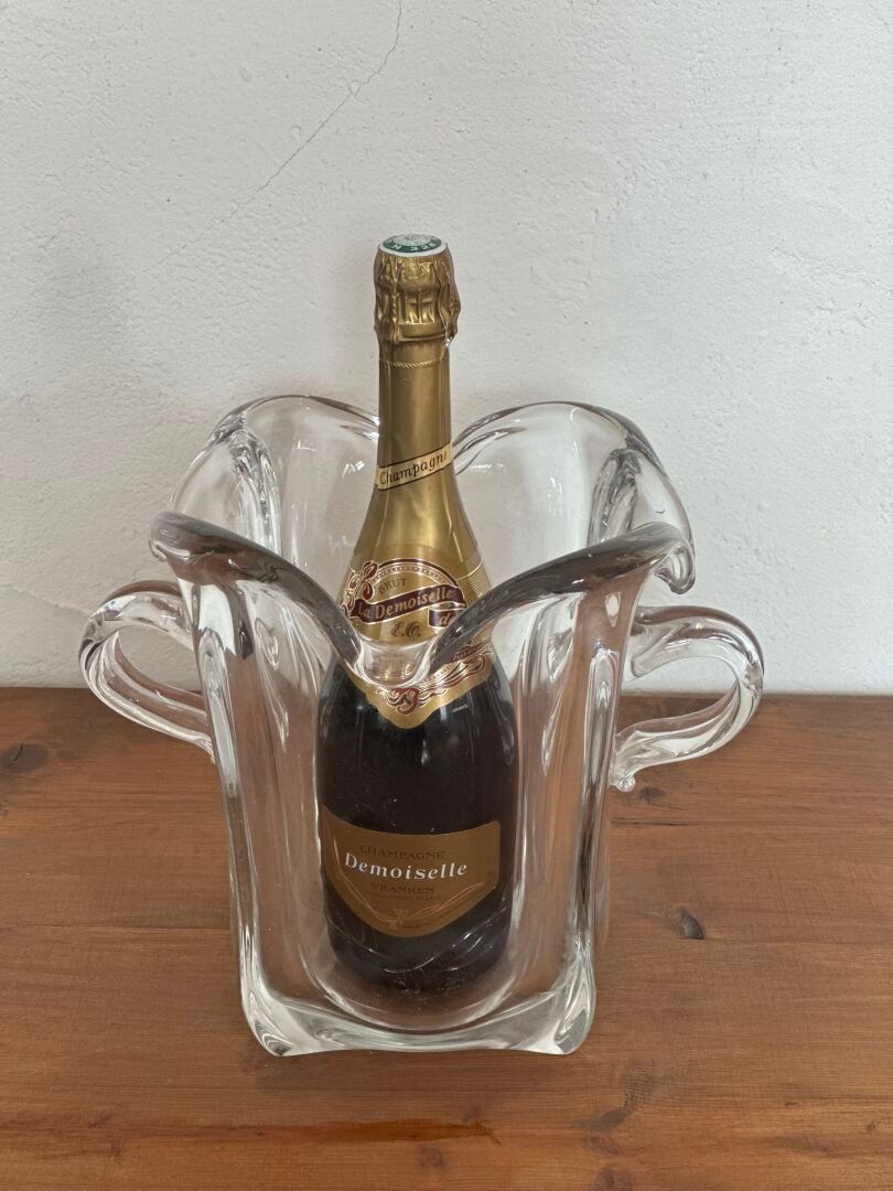 Null 洛林水晶
吹制水晶香槟桶，桶下有标记 
有轻微划痕
23 x 28 x 22 厘米
随附一瓶 Demoiselle Brut VRANKEN 香槟。
&hellip;