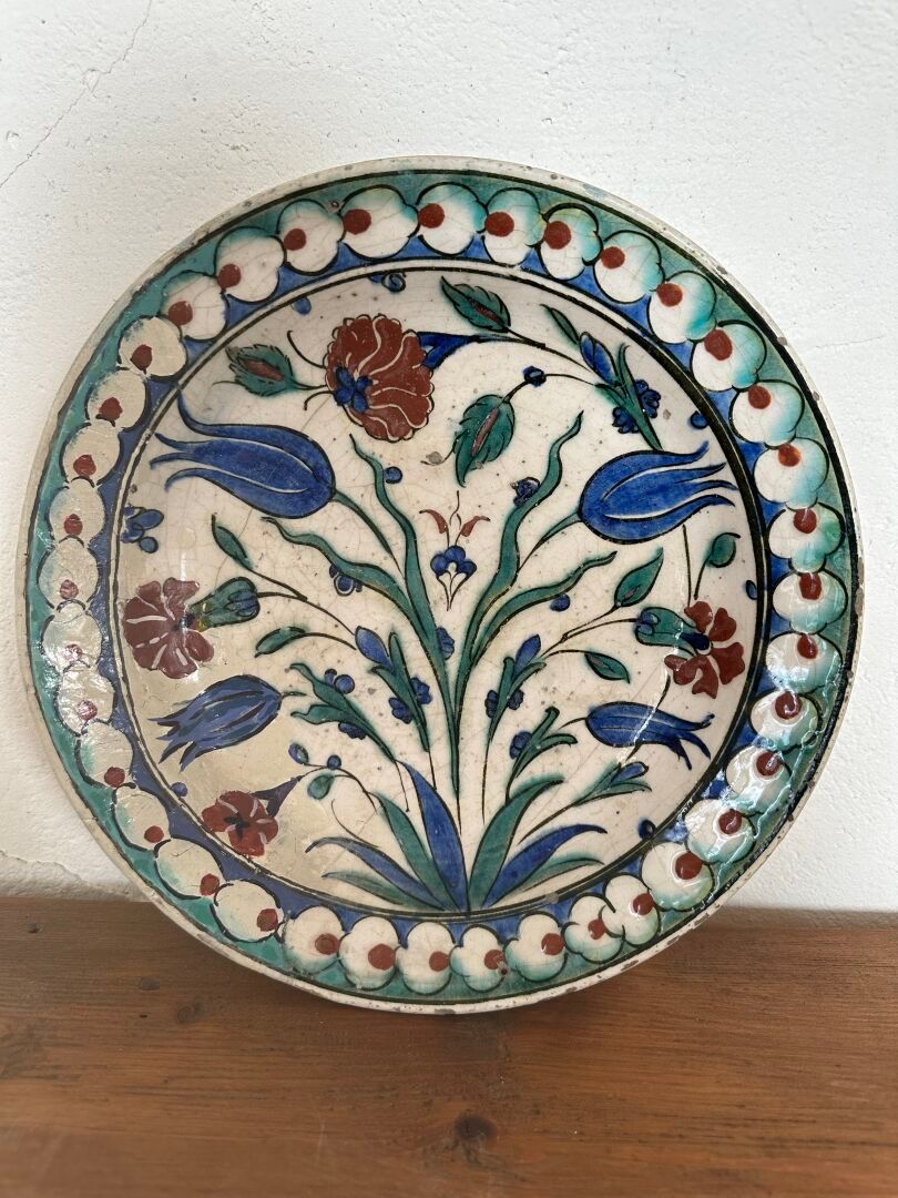 Null Plato de cerámica policromada decorado con claveles y tulipanes
Obra de Izn&hellip;