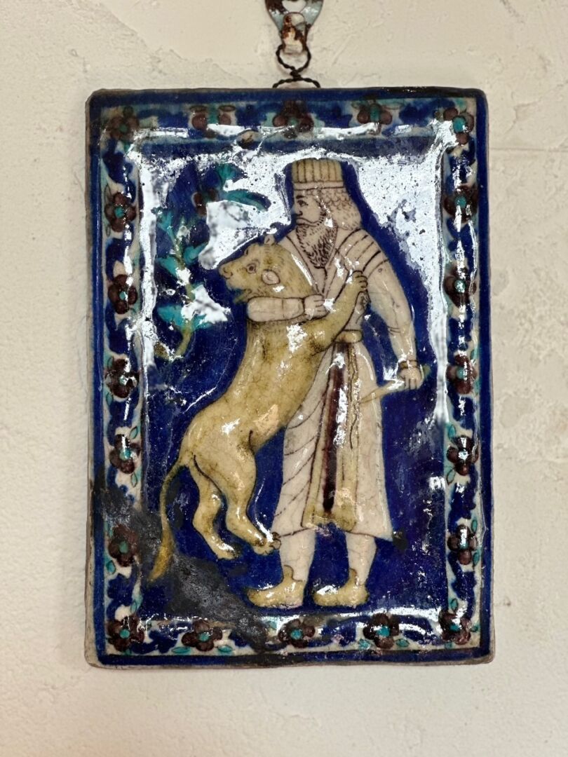 Null 伊朗，卡扎尔，19 世纪末
带光泽装饰的釉面瓷砖，图案为一个战胜狮子的人
原状，缺失
H.22.3 x 15.5 x 1.8 厘米
出处：克莱蒙特-马&hellip;